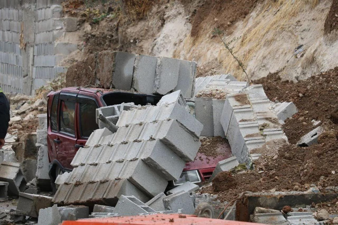 İstinat duvarı iki aracın üzerine yıkıldı - Resim: 4