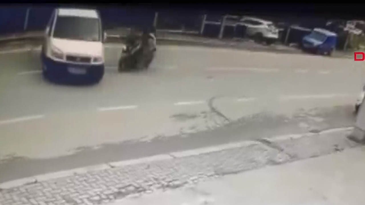 İstanbul'da korkunç motosiklet kazası kamerada! Aracın içine girdi