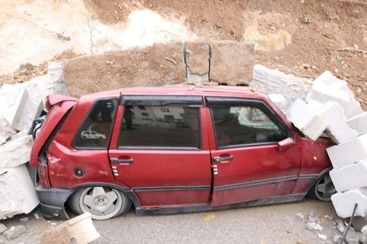 İstinat duvarı iki aracın üzerine yıkıldı - Resim: 2
