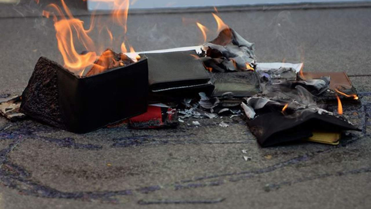 Zamları böyle protesto ettiler: Ankara'da cüzdan yaktılar!