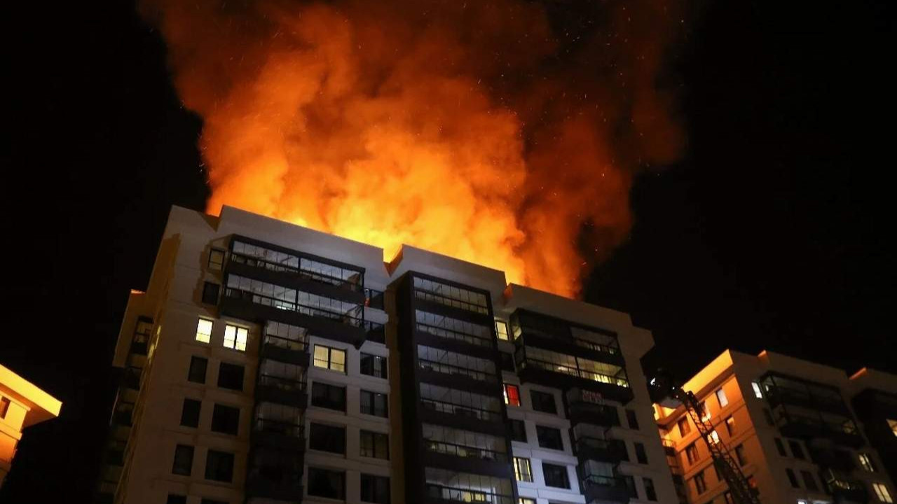 İşten kovulunca, 11 katlı binayı ateşe verdi