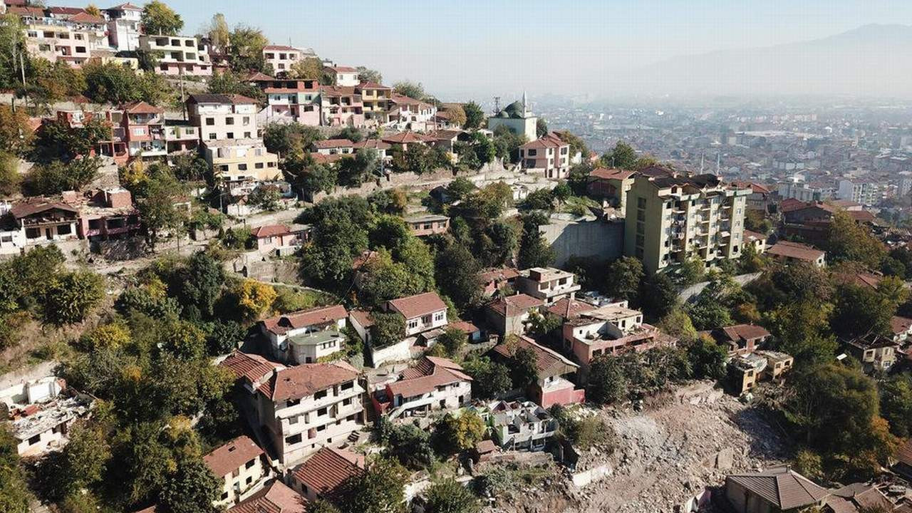 Burası İzmir... Binlerce kişi yaşıyordu, hayalet şehre döndü
