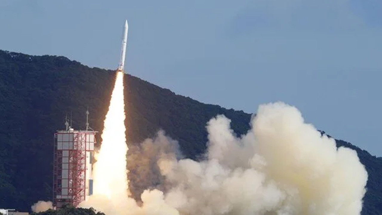 Japonya 9 uydu taşıyan roketi fırlattı