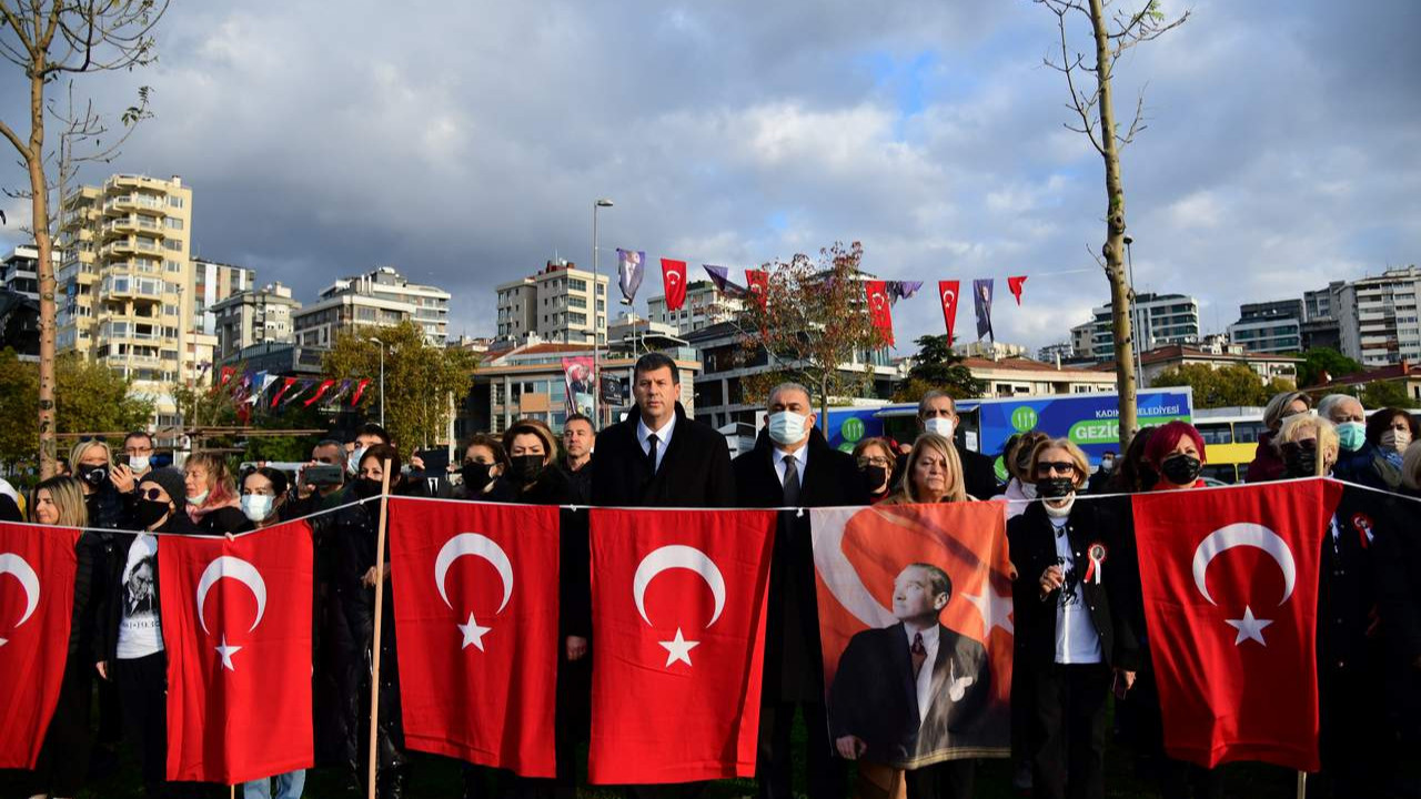 Kadıköy'de 9'u 5 geçe Ata'ya saygı zinciri