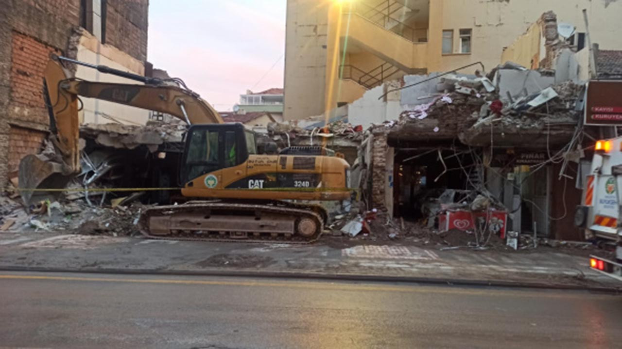 Malatya'da çöken binadaki hasar gün ağarınca ortaya çıktı