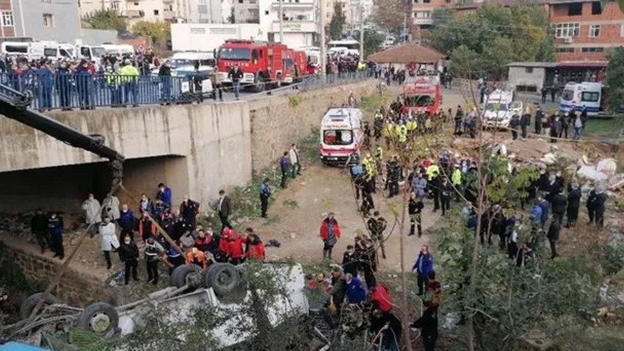 Kocaeli'de 3 kişinin öldüğü 19 kişinin yaralandığı servis kazasında korkunç iddia