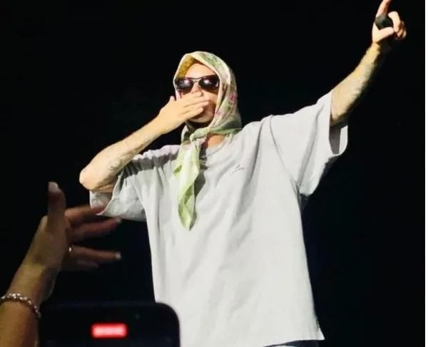 Justin Bieber'dan akılalmaz skandal! Sahnede baş örtüsüyle dans etti - Resim: 1
