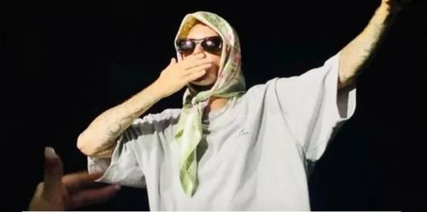 Justin Bieber'dan akılalmaz skandal! Sahnede baş örtüsüyle dans etti - Resim: 3