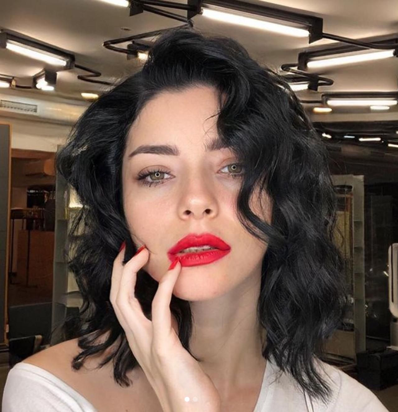 Merve Boluğur yeni imajıyla ''derin dekolteli'' şov - Haber3
