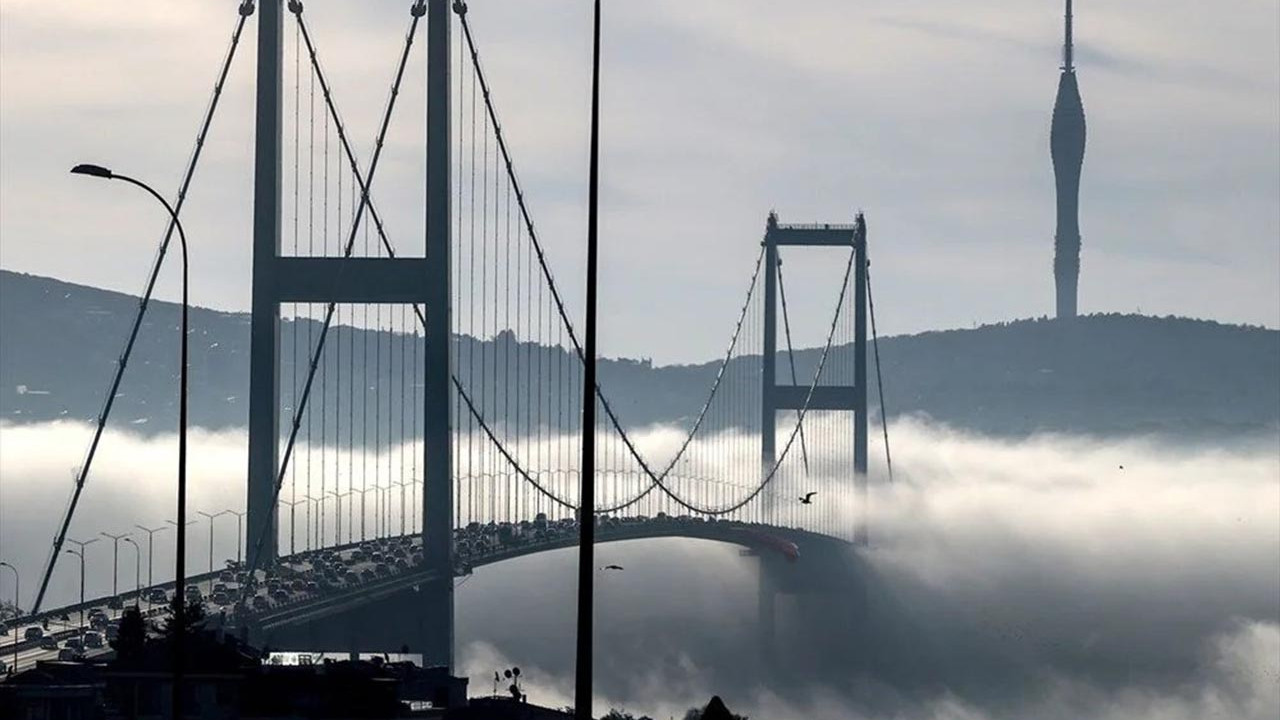 Yoğun sis İstanbul'u yuttu! Boğaz'da göz gözü görmüyor