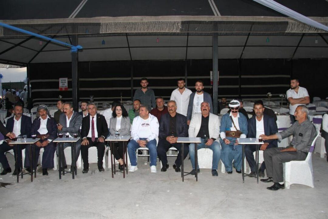Aşiret düğününde para pul oldu! Gelin ve damada takılan takı dudak uçuklattı - Resim: 1