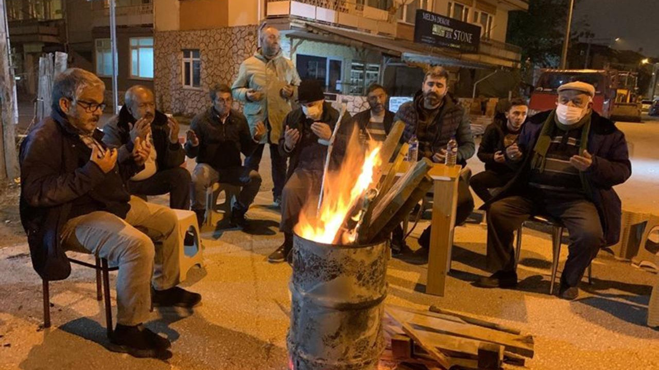Deprem korkusu uyutmadı! Vatandaşlar geceyi sokakta geçirdi