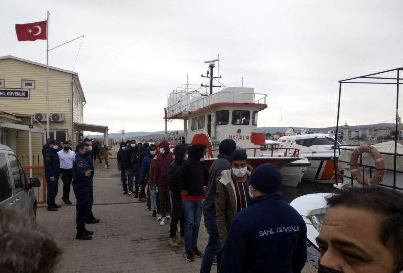 Bu sefer yakalanan ''balıkçı'' oldu! Tekneden 193 kaçak göçmen çıktı