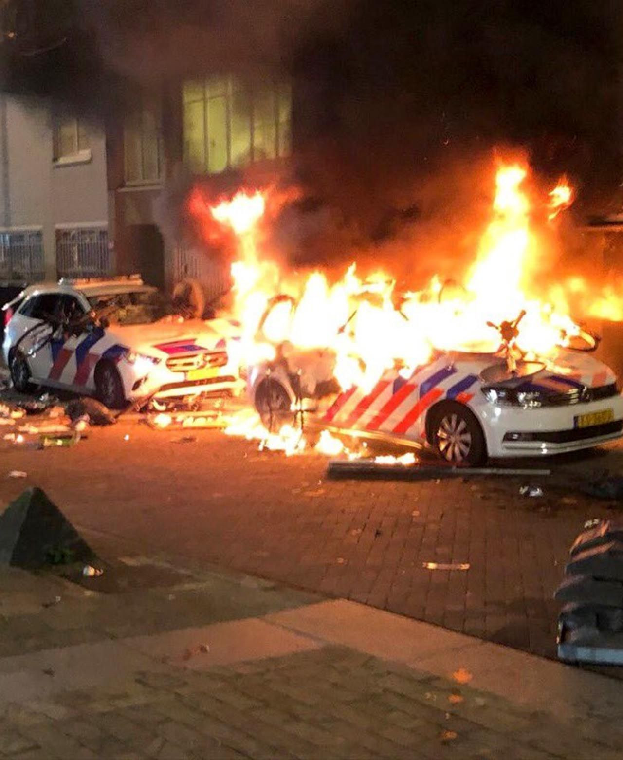 Aşı karşıtları ortalığı savaş alanına çevirip, polis araçlarını yaktı - Resim: 3