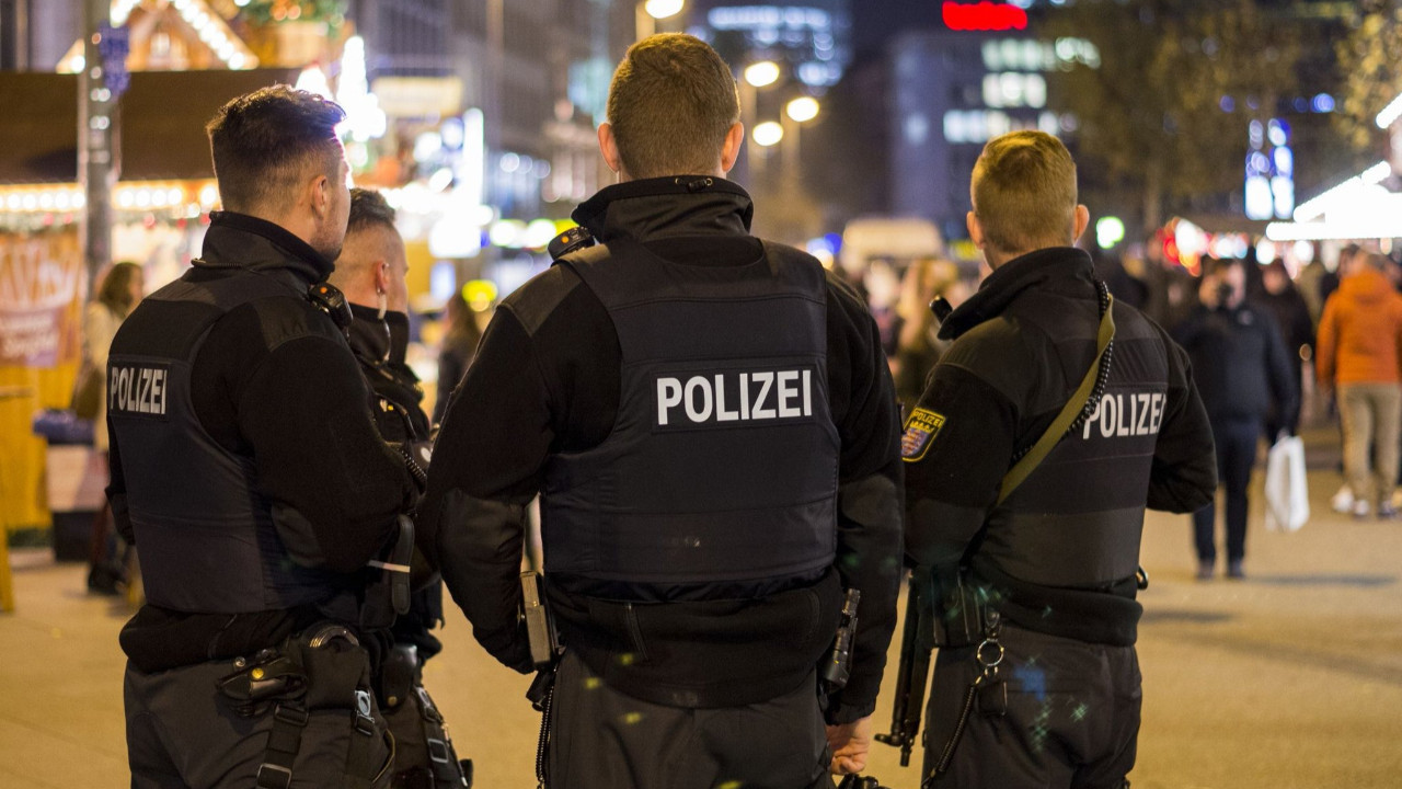 Alman polisinin ırkçı mesajları ortaya çıktı: ''Dün bir Türk'ü tekmeledim''