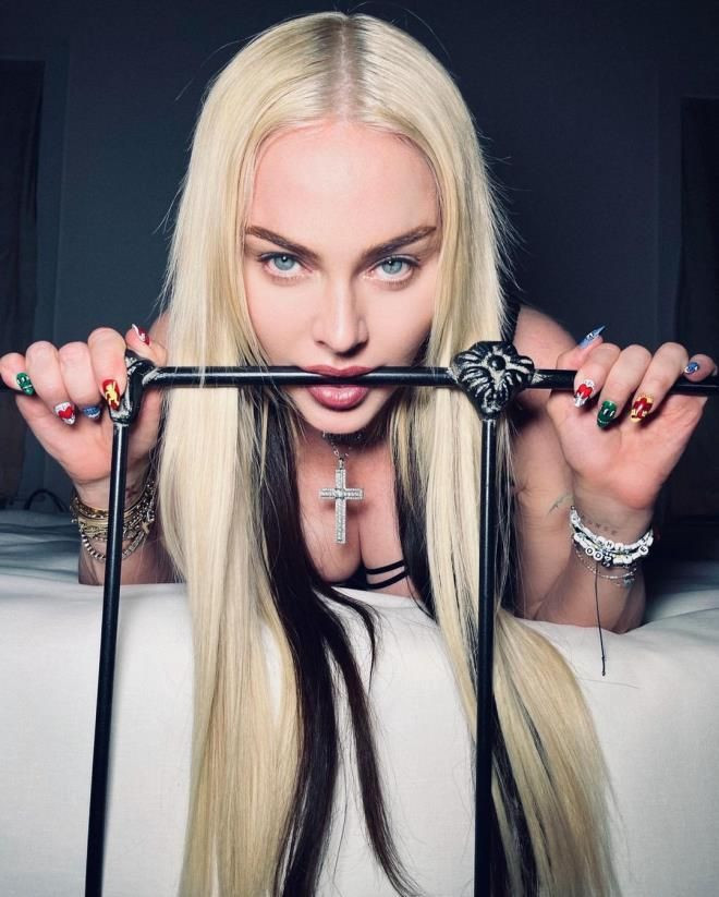 Madonna Instagram'a savaş açtı: Yarı çıplak fotoğraflarını yeniden paylaştı - Resim: 2