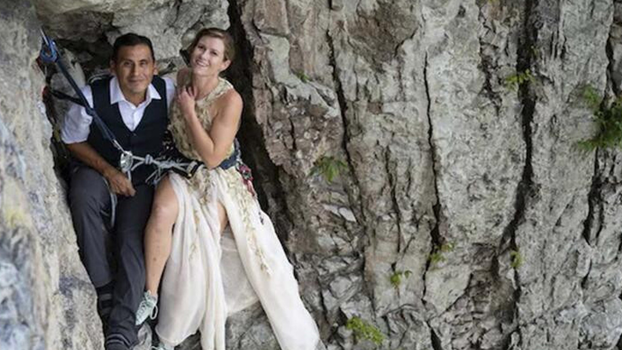 Uçurumun kenarında unutulmaz an! 300 metre yükseklikte evlendiler