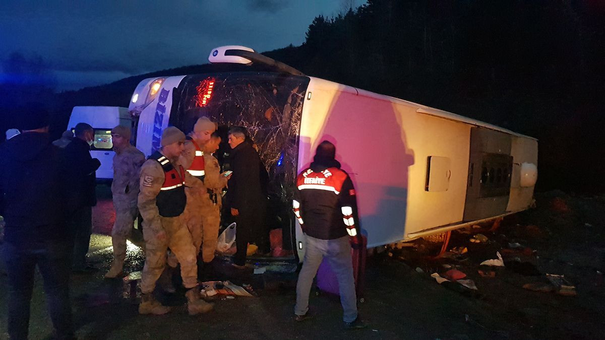 Erzincan'da yolcu otobüsü devrildi: Çok sayıda yaralı var - Resim: 1