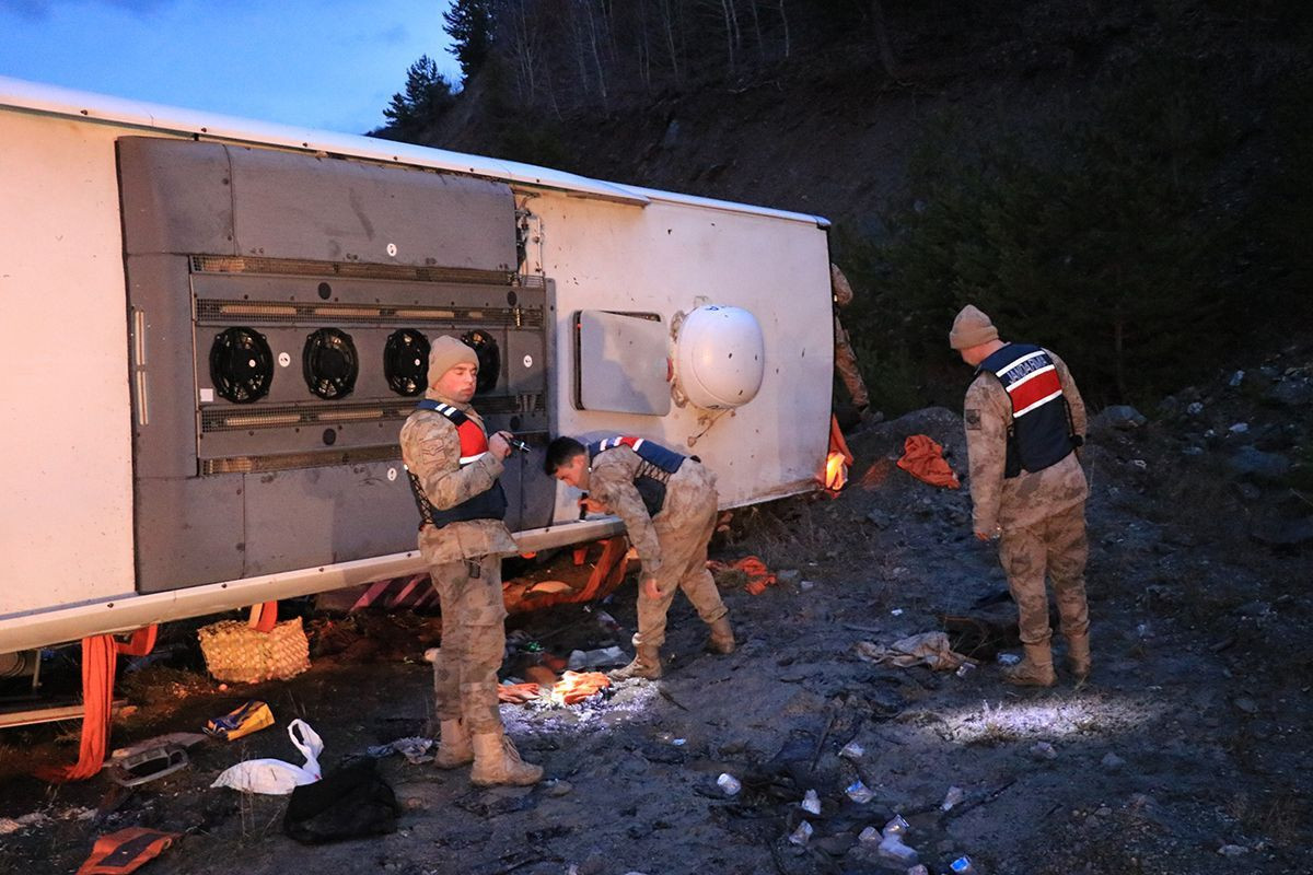 Erzincan'da yolcu otobüsü devrildi: Çok sayıda yaralı var - Resim: 3