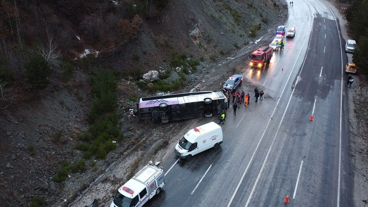 Erzincan'da yolcu otobüsü devrildi: Çok sayıda yaralı var - Resim: 2