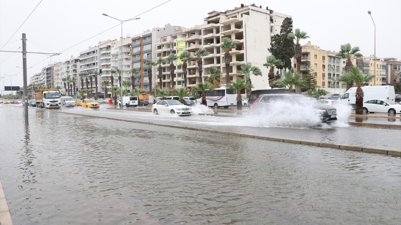 Fırtına İzmir'i fena vurdu! Deniz yola taştı
