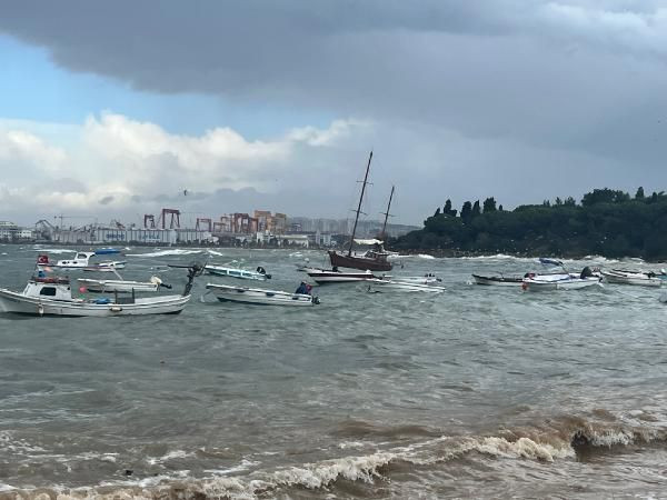 İstanbul'da fırtına gemileri böyle parçaladı