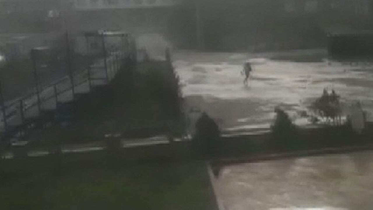 Fırtınada kabusu yaşayan öğrencilerin çığlıkları kamerada