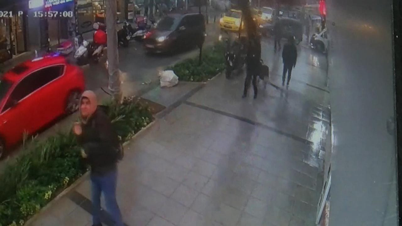 İstanbul'da lodos dehşeti kamerada! Anne ile oğlu çatının altında kaldı - Resim: 4