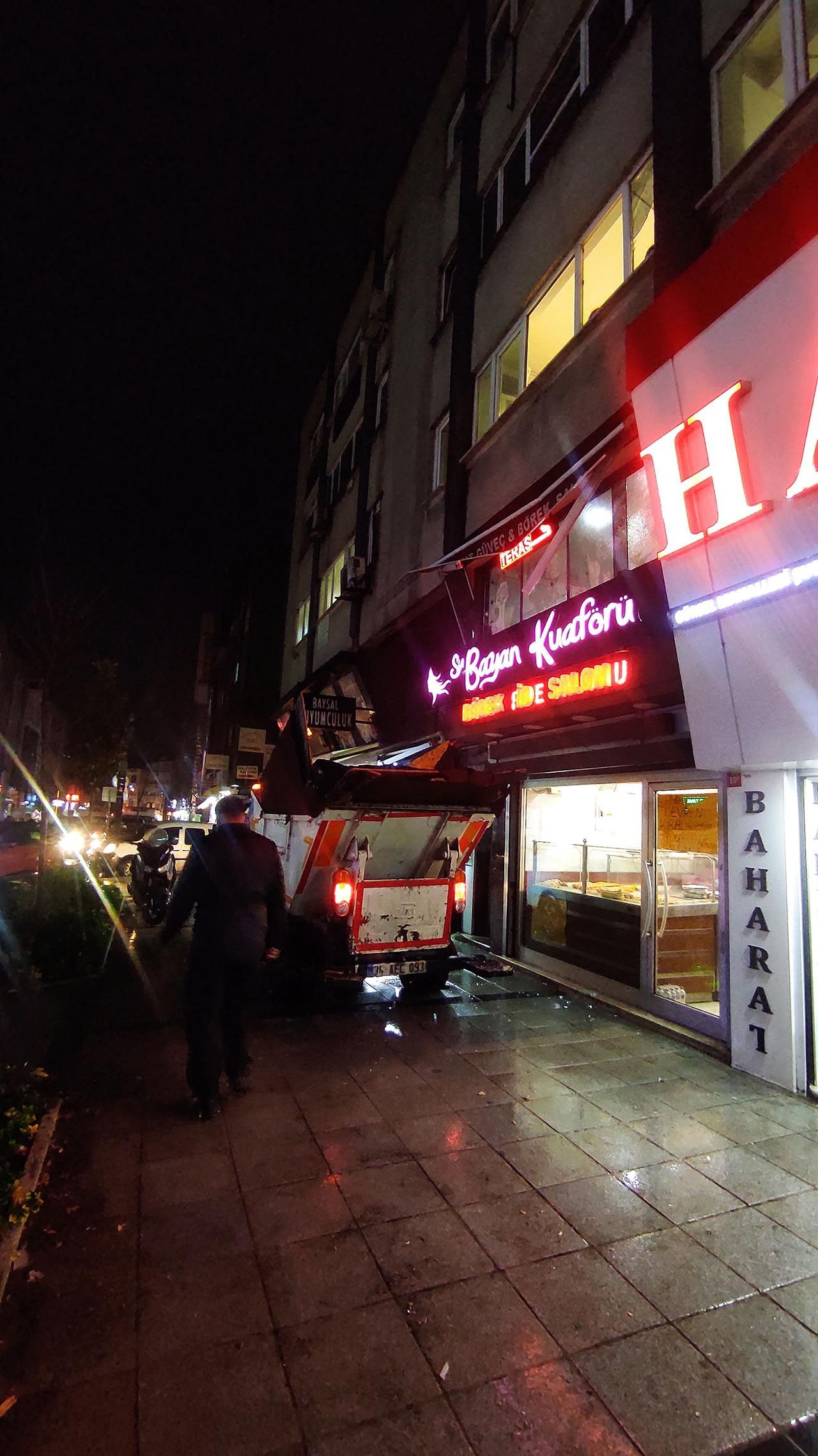 İstanbul'da lodos dehşeti kamerada! Anne ile oğlu çatının altında kaldı - Resim: 2