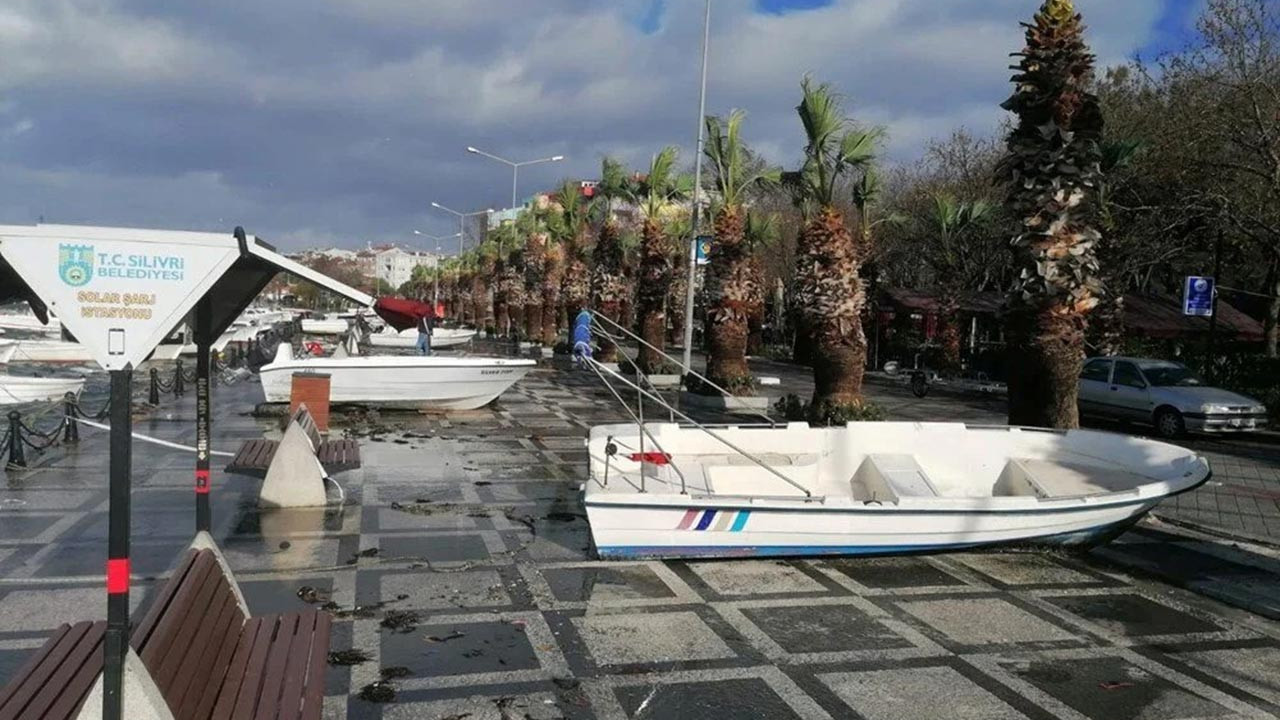 İstanbul'da şiddetli lodos tekneleri batırdı