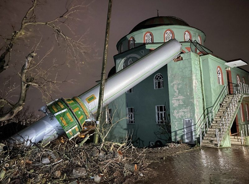 Kuvvetli fırtına minareyi yerinden söktü - Resim: 3