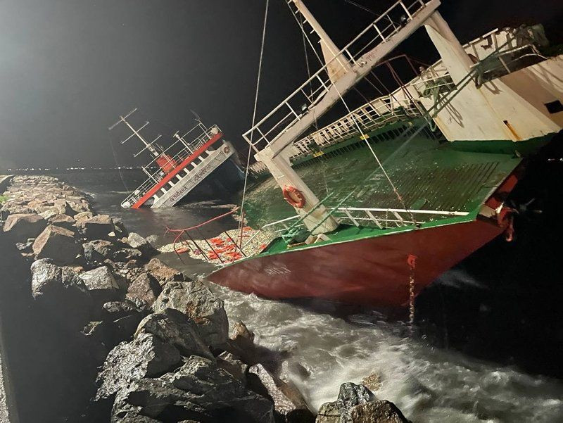 Fırtına İstanbul'da gemi batırdı! - Resim: 3