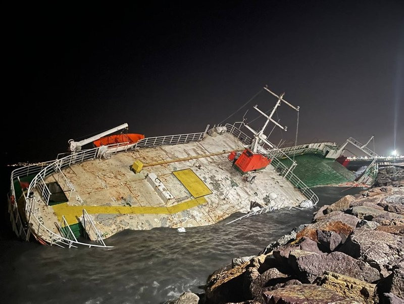 Fırtına İstanbul'da gemi batırdı!