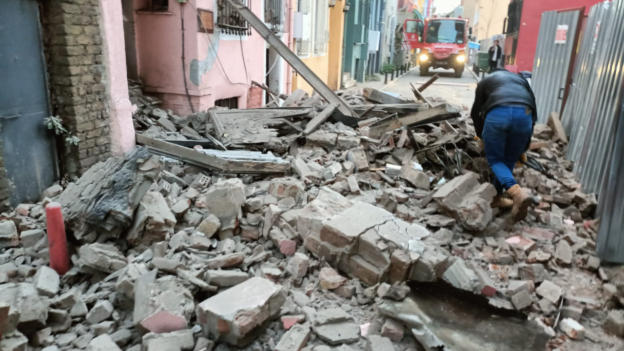 İstanbul'da metruk bina çöktü