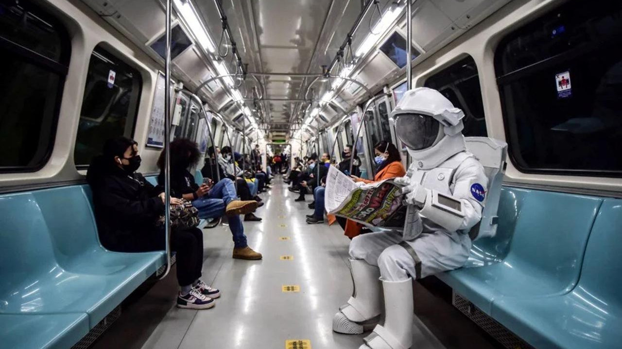 İstanbul Metrosu'ndaki ''astronot'' görenleri şaşırttı