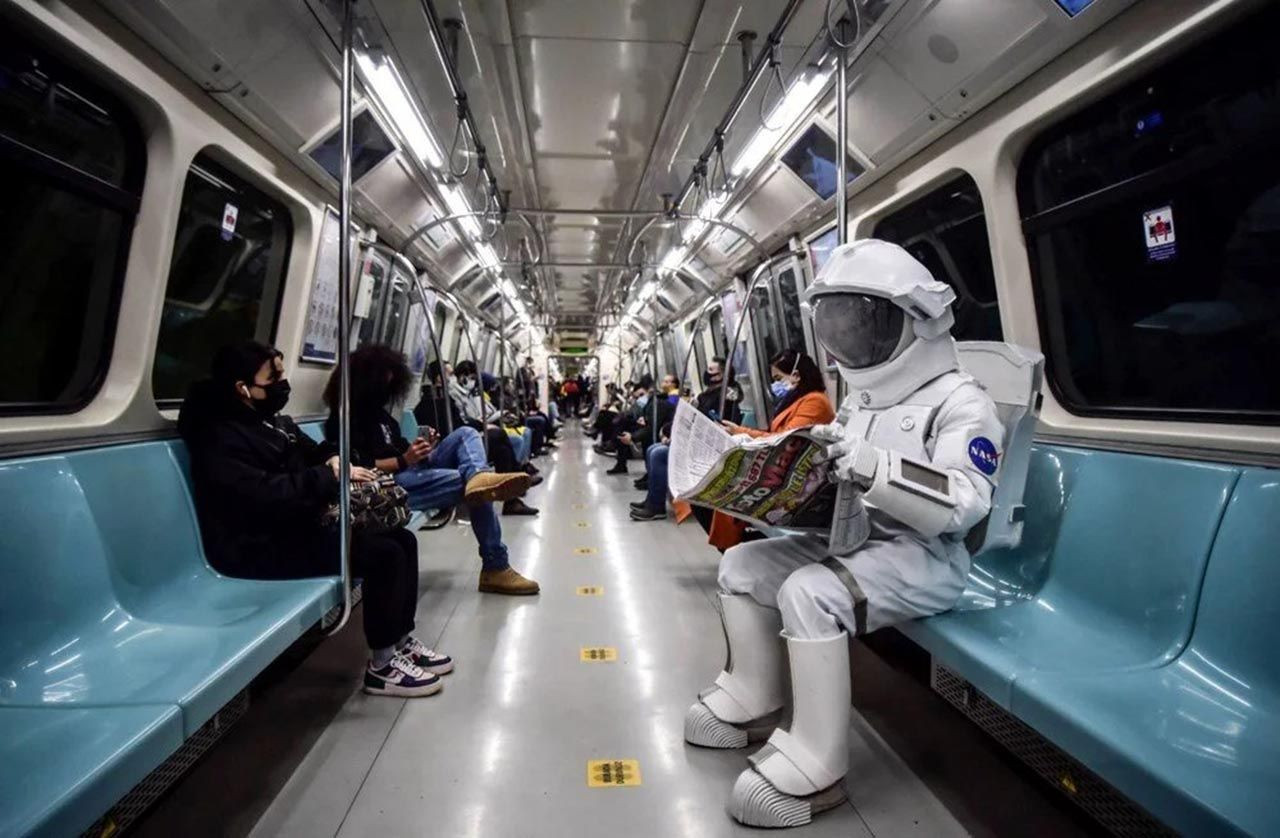 İstanbul Metrosu'ndaki ''astronot'' görenleri şaşırttı - Resim: 1