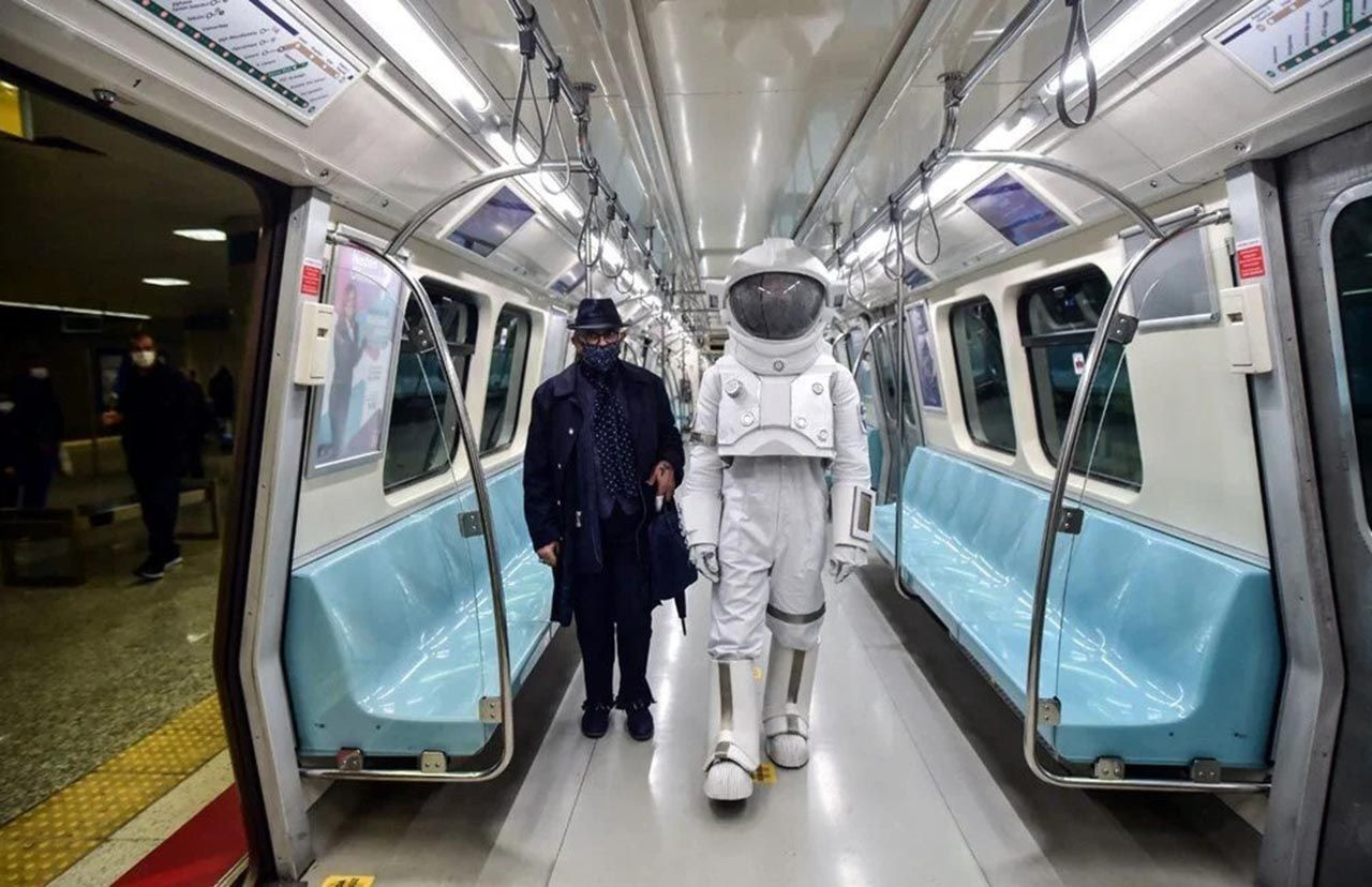 İstanbul Metrosu'ndaki ''astronot'' görenleri şaşırttı - Resim: 4