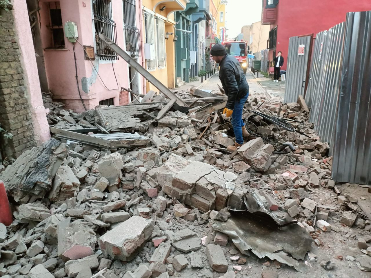 İstanbul'da metruk bina çöktü - Resim: 3