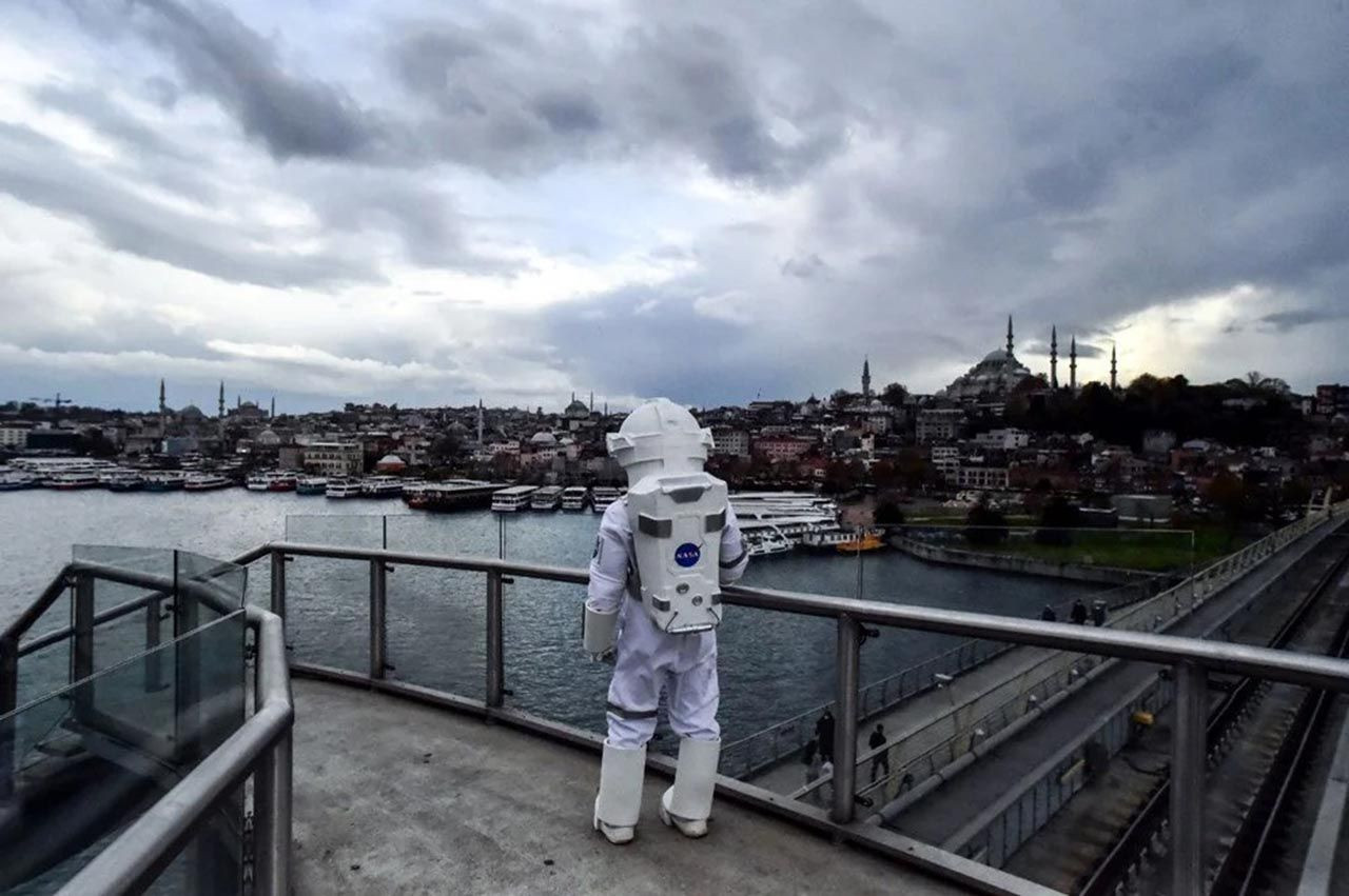 İstanbul Metrosu'ndaki ''astronot'' görenleri şaşırttı - Resim: 3