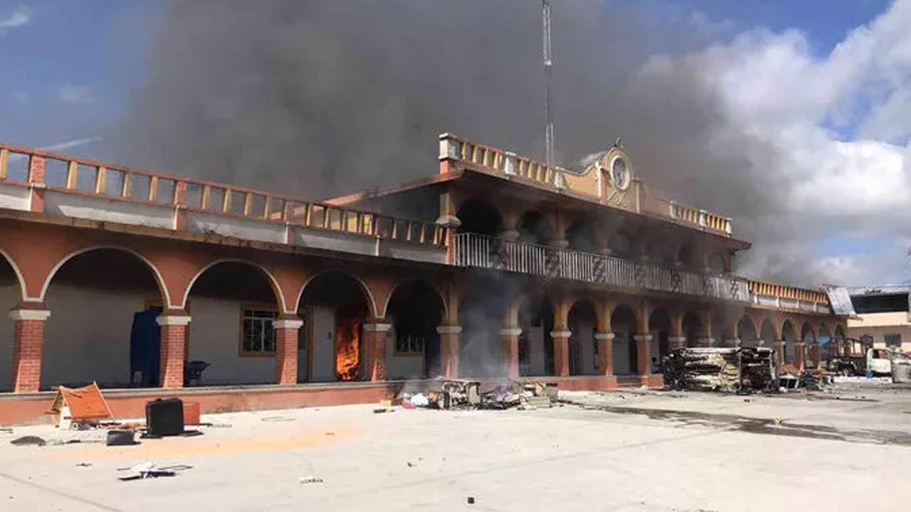 Meksika'da kaos! Belediye başkanına kızıp binayı ateşe verdiler