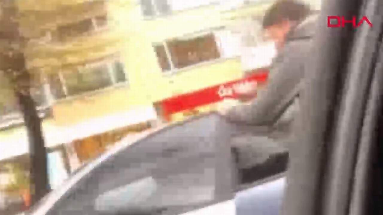 İstanbul trafiğinde kasklı dehşet! Defalarca vurdu