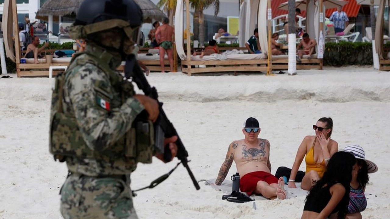 Asker plaja indi; tatilciler neye uğradığını şaşırdı!