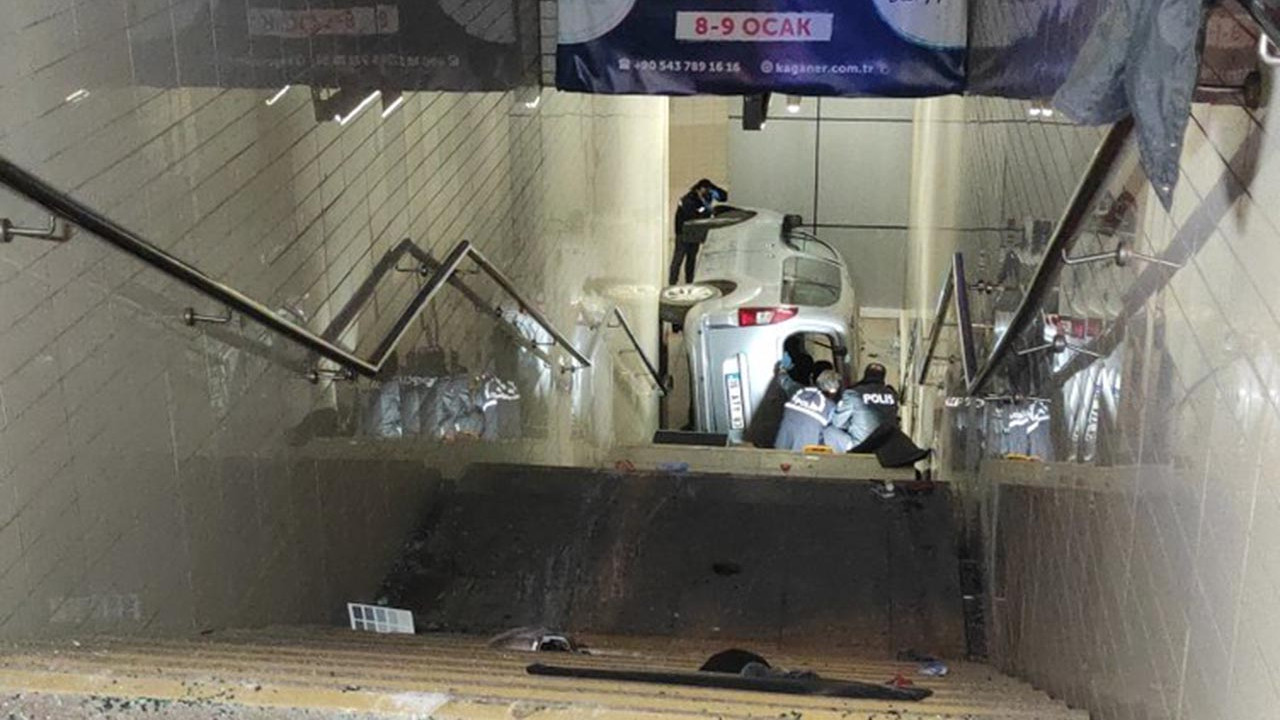 Metro'da inanılmaz kaza! Araç merdivenlerden istasyona uçtu, gören gözlerine inanamadı