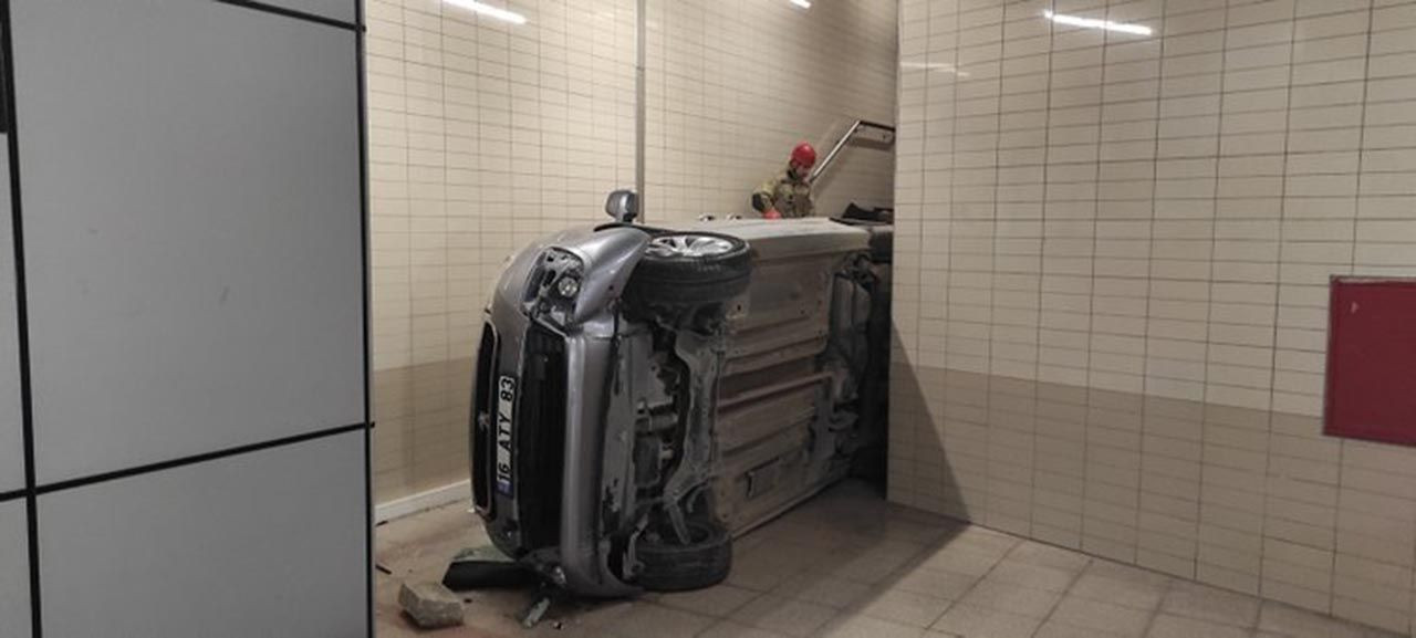 Metro'da inanılmaz kaza! Araç merdivenlerden istasyona uçtu, gören gözlerine inanamadı - Resim: 1