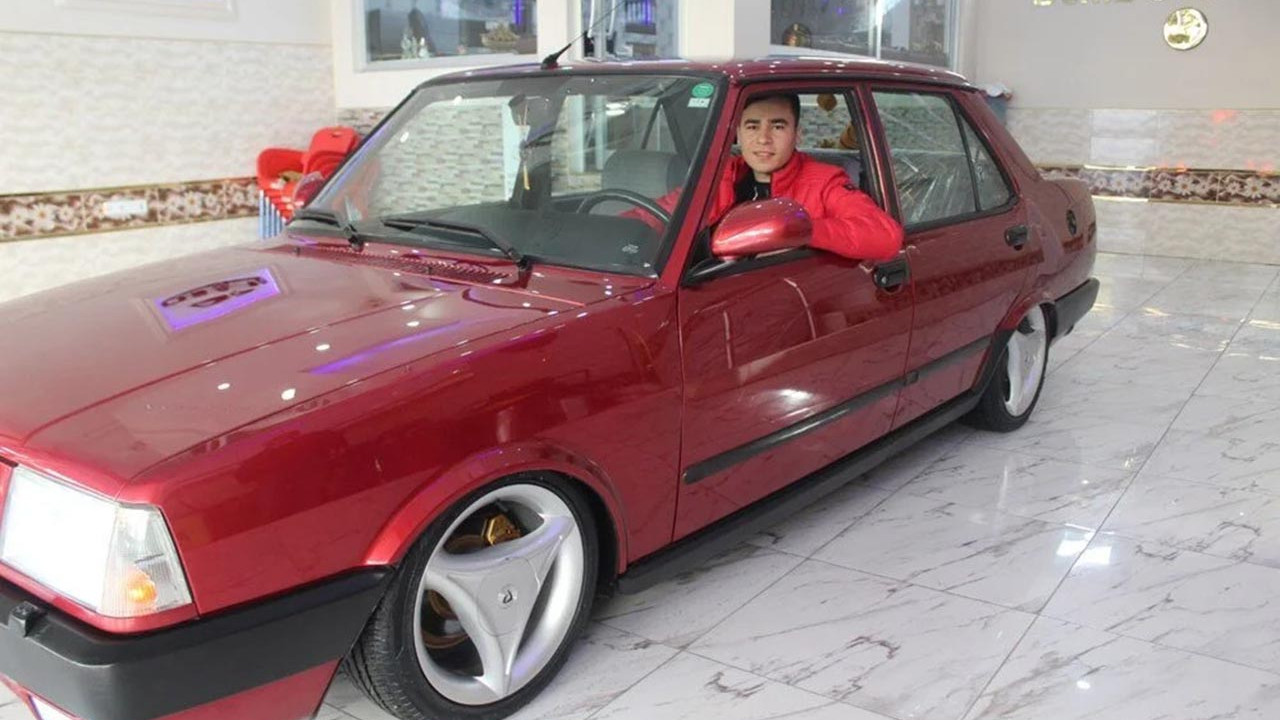Yollar gidişine, kızlar duruşuna hayran! 20 yaşında ama fiyatıyla 0 km otomobillerle yarışıyor