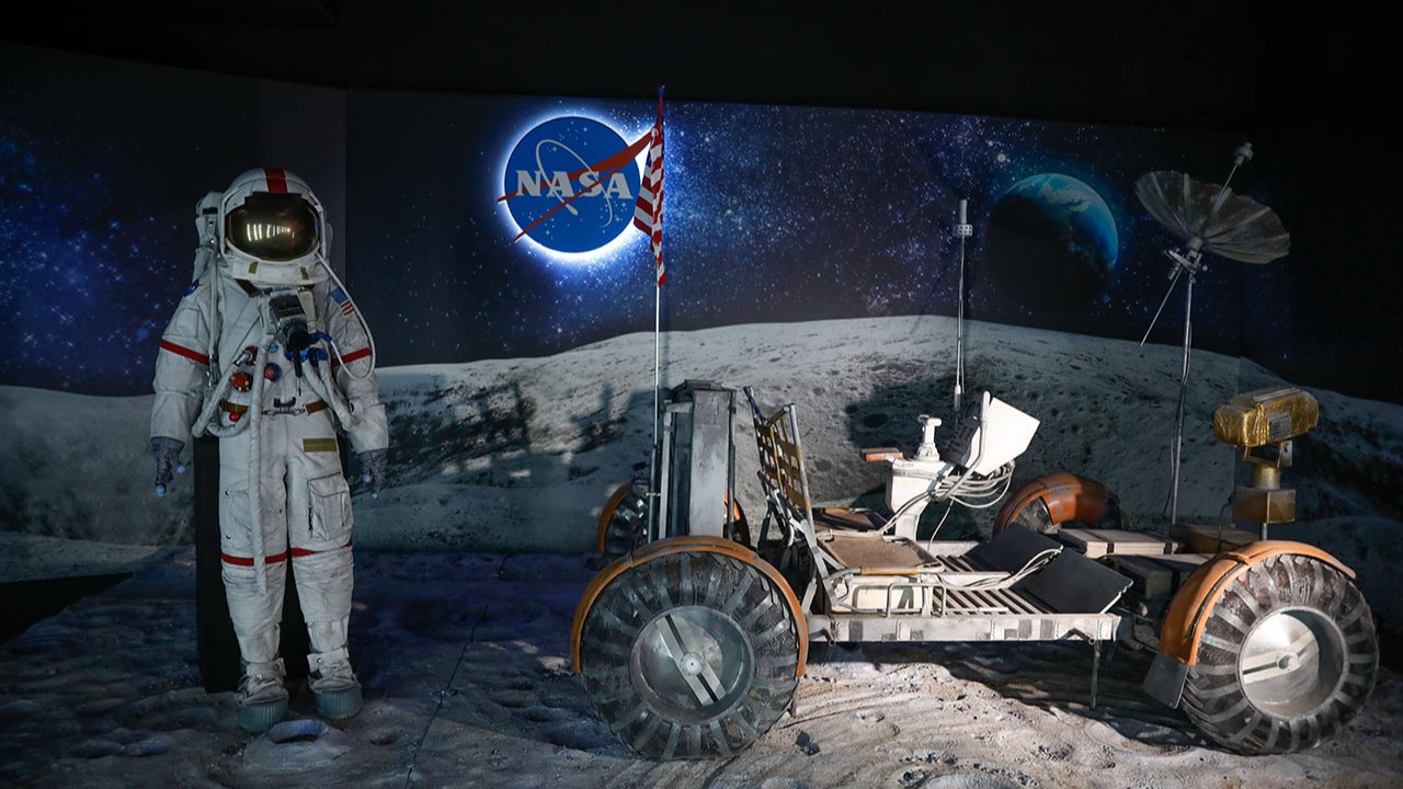 NASA Uzay Sergisi İstanbul'da kapılarını açtı! Gerçek Ay taşı ilgi odağı oldu