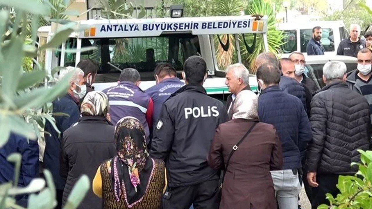 Antalya'da kadın cinayeti! Eşini öldürüp saatlerce başında bekledi