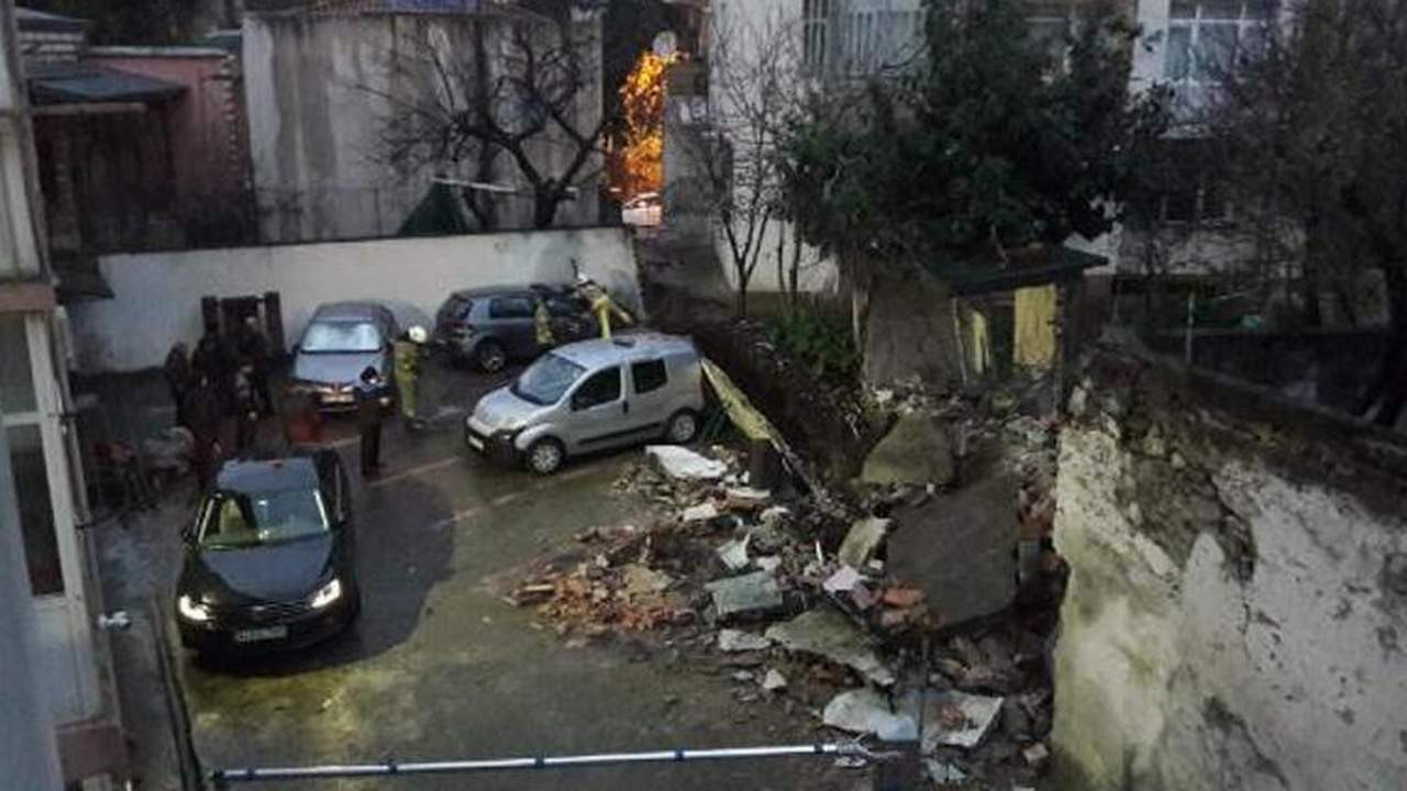 İstanbul'da istinat duvarı çöktü, araçlar duvarın altında kaldı