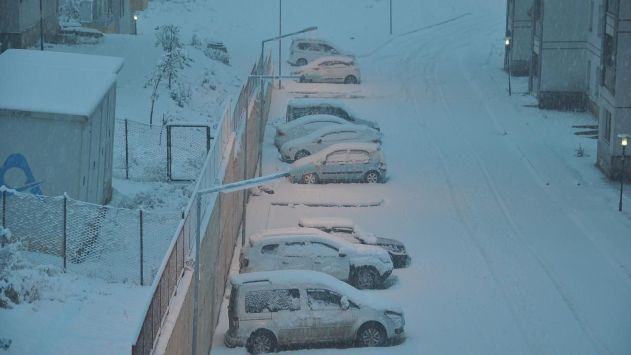 Görüntüler Türkiye'den... Kış fena bastırdı! Araçlar gömüldü vatandaşlar yolda kaldı
