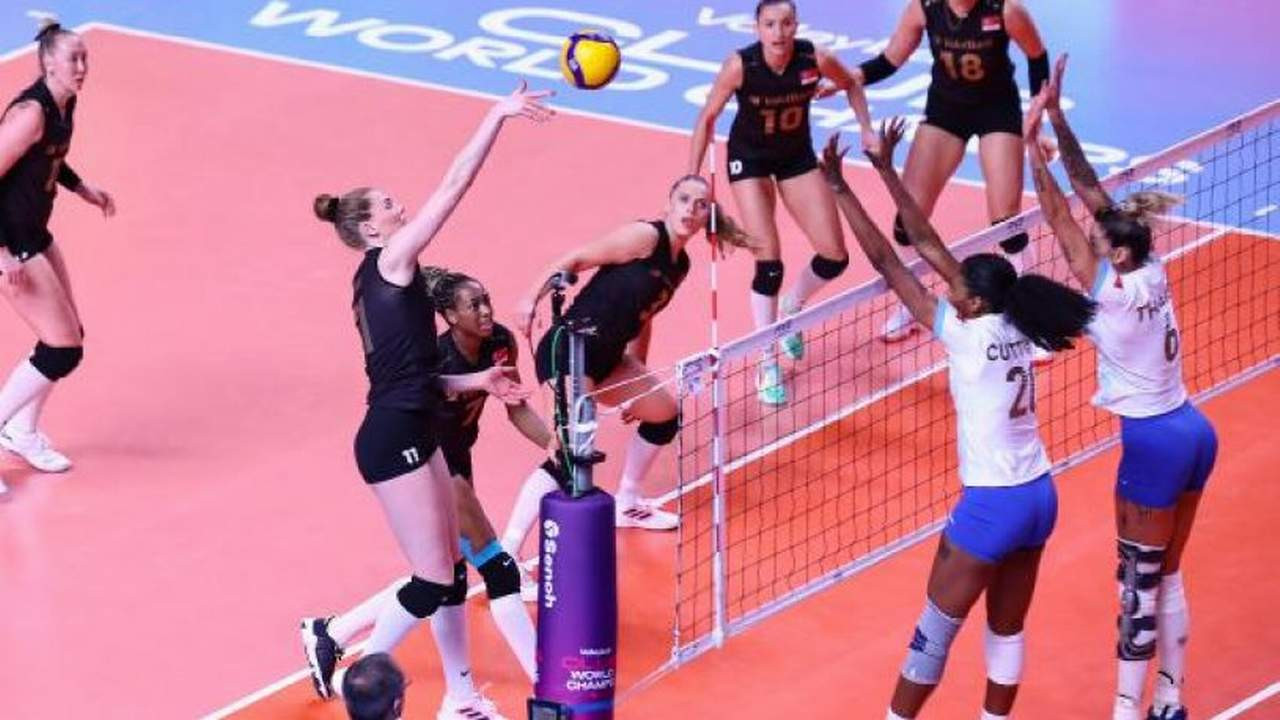 VakıfBank lider olarak yarı finalde